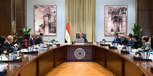 رئيس الوزراء يناقش فرص التعاون الاستثماري مع الدول العربية رئيس الوزراء يناقش فرص التعاون الاستثماري مع الدول العربية